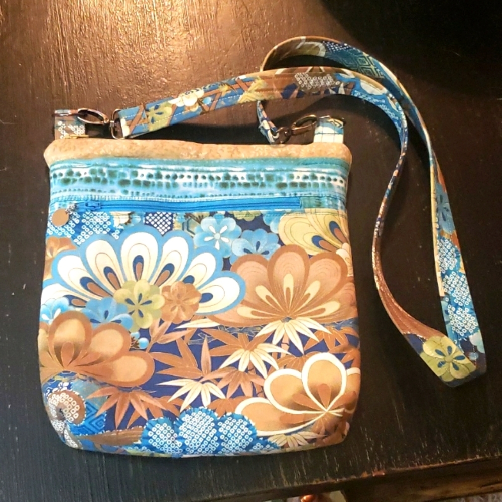 Stylish HANDCRAFTED, beautiful crossbody purse. 100% cotton.